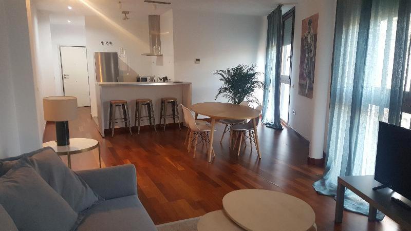 Apartamento Azz Torre De La Plata Sevilha